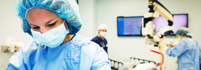 Chirurgiens pratiquant la chirurgie plastique pour l'augmentation mammaire