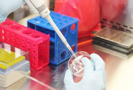 Examen des tests de la patiente avant de réaliser une mammoplastie d'augmentation