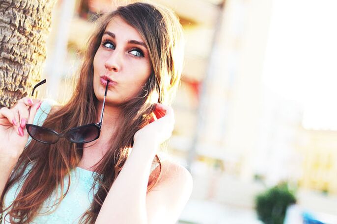 Une fille se demande si elle devrait subir une chirurgie plastique pour une augmentation mammaire.